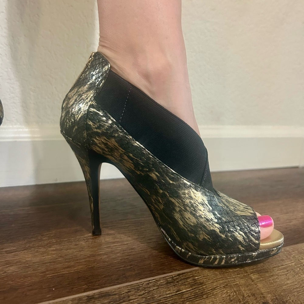 Donald J. Pliner Black and Gold Peep-Toe Heels